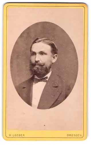 Fotografie Wilhelm Loeber, Dresden, Herr mit Vollbart und Fliege