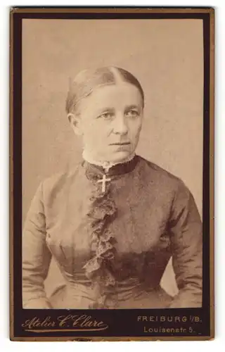 Fotografie Atelier C. Clare, Freiburg, ältere Dame mit Halskette und Rüschen an Knopfleiste