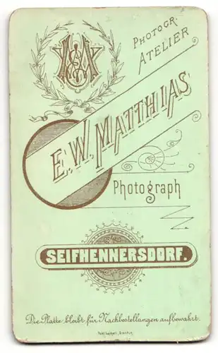 Fotografie E. W. Matthias, Seifhennersdorf, Dame mit Spitzenkragen und Brosche