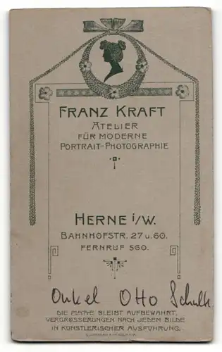 Fotografie Franz Kraft, Herne, Herr in elegantem Dreiteiler mit Uhrenkette