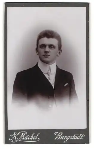 Fotografie Karl Mäckel, Burgstädt, junger Mann mit Stehkragen und gemusterter Krawatte