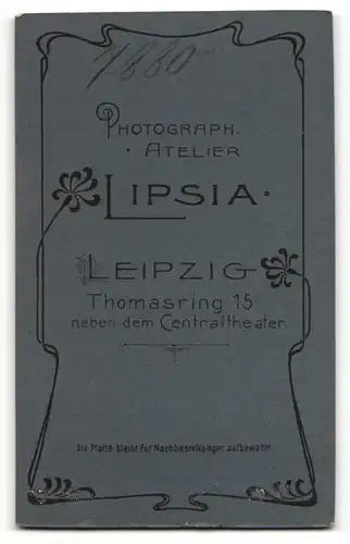 Fotografie Atelier Lipsig, Leipzig, Portrait junger Herr mit Zwirbelbart u. Fliege im Anzug