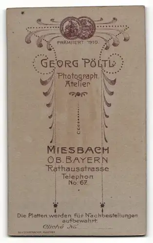 Fotografie Georg Pöltl, Miesbach, Junge in Anzug mit Mütze und kurzen Hosen mit Buch in der Hand