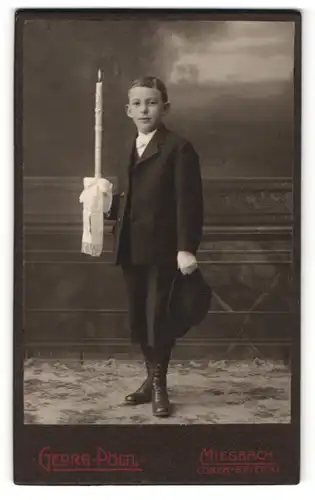 Fotografie Georg Pöltl, Miesbach, Junge in Anzug mit Handschuhen und Kerze haltend