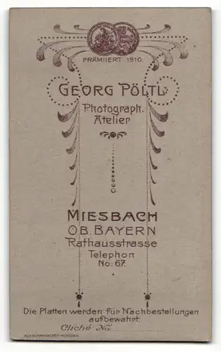 Fotografie Georg Pöltl, Miesbach, Junge in Anzug mit kurzen Hosen mit Mütze und Buch haltend