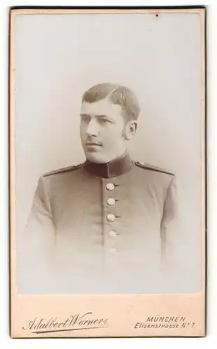 Fotografie Adalbert Werner, München, Soldat mit Seitenscheitel und Schulterklappen