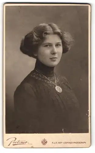 Fotografie C. Pietzner, Graz, elegante Dame mit Spitzenkleid und Medaillonkette