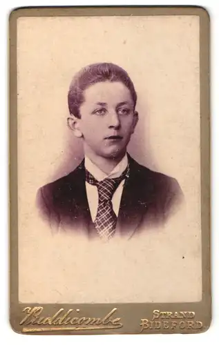 Fotografie W. H. Puddicombe, Bideford, Junge in karierter Krawatte in Dreiteiler