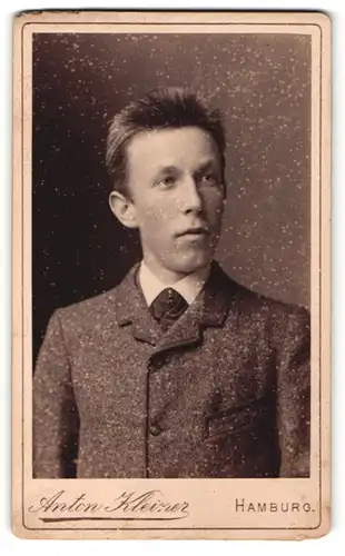 Fotografie Anton Kleiner, Hamburg, junger Mann in zugeknöpften Anzug mit stoppeliger Haarfrisur
