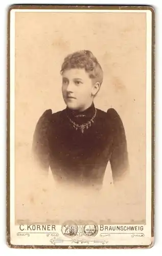 Fotografie C. Korner, Braunschweig, junge Dame mit hochgestecktem Haar mit kunstvoller Kette mit Brosche