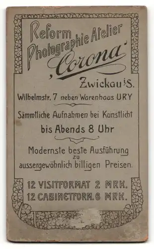 Fotografie Atelier Corona, Zwickau i. S., kleines Mädchen mit Rüschenkleid und langer Schleife