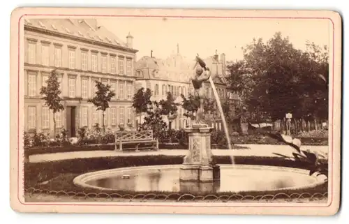 Fotografie Collet Freres, Metz, Ansicht Metz, Parkanlage mit Brunnen und Wasserspiel