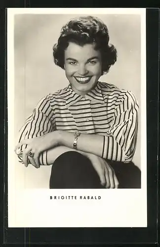 AK Schauspielerin Brigitte Rabald in gestreifter Bluse mit breitem Lächeln
