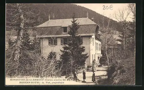 AK Monestier-de-Clermont, Personnes devant Modern Hotel