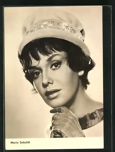 AK Schauspielerin Maria Sebaldt aus Der Hauptmann von Köpenick, Im 6. Stock mit Hut und Handschuhen