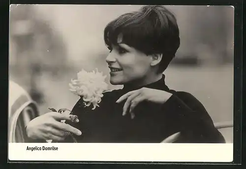 AK Schauspielerin Angelica Domröse riecht an einer Blume