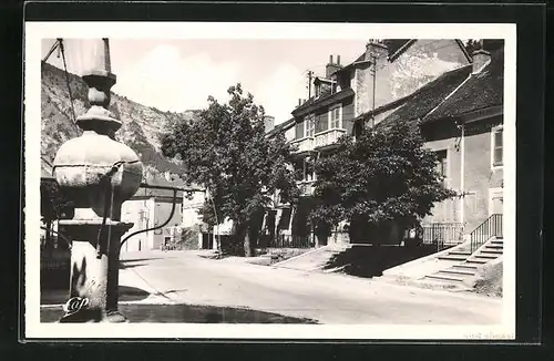 AK Corps, La Grande Rue, Fontaine et Maisons