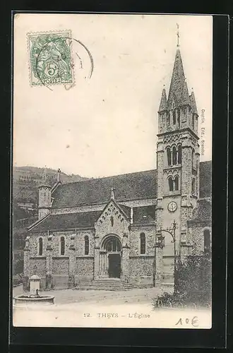 AK Theys, L'Eglise, Kirche mit Brunnen