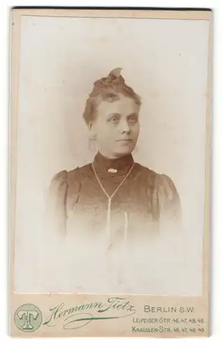 Fotografie Hermann Tietz, Berlin-SW, Portrait Frau mit zusammengebundenem Haar