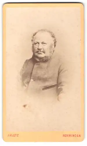 Fotografie J. Klotz, Memmingen, Portrait betagter Mann mit Kinn- und Oberlippenbart