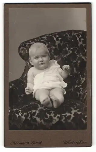 Fotografie Hermann Linck, Winterthur, Portrait Säugling auf Sitzmöbel
