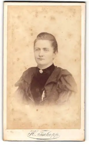 Fotografie H. Tschopp, Wyl, Portrait frau mit zusammengebundenem Haar
