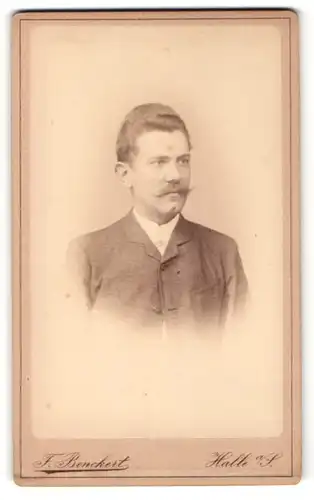 Fotografie F. Benckert, Halle a/S, Portrait junger Herr mit zurückgekämmtem Haar mit Oberlippenbart