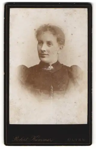 Fotografie Robert Kummer, Olten, Portrait Frau mit zusammengebundenem Haar