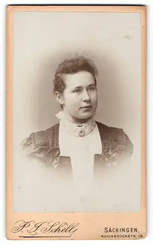 Fotografie P. J. Schill, Säckingen, Portrait junge bürgerliche Frau