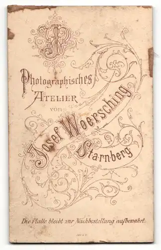 Fotografie Josef Woersching, Starnberg, Portrait brünette Schönheit mit Fächer in elegant bestickter Bluse