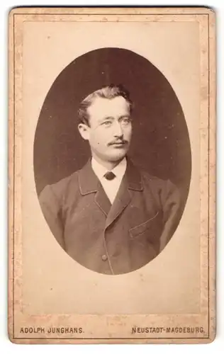 Fotografie Adolph Junghans, Magdeburg, Portrait hübscher junger Mann mit Schnauzer im Jackett
