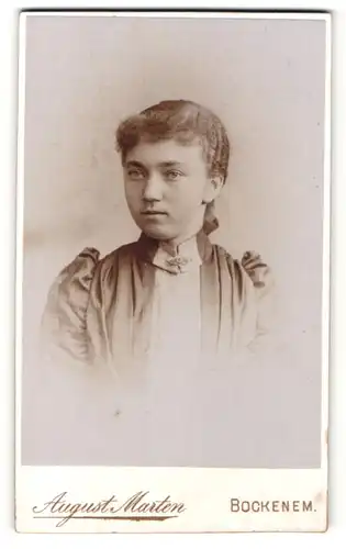 Fotografie August Marten, Bockenem, Portrait wunderschönes Fräulein mit Brosche in Rüschenbluse