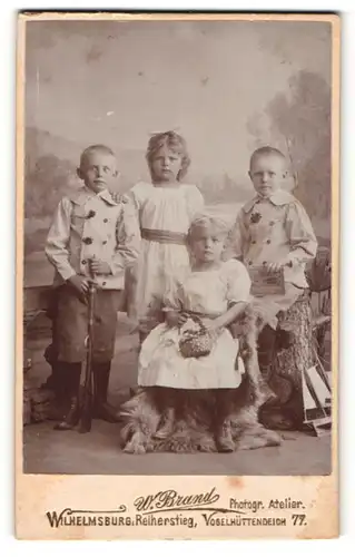 Fotografie W. Brand, Wilhelmsburg, zwei niedliche blonde Mädchen & und blonder Knabe mit Silberblick
