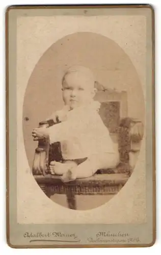 Fotografie Adalbert Werner, München, Baby auf Sessel sitzend