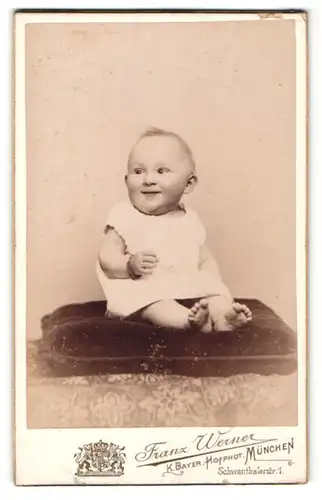 Fotografie Franz Werner, München, Baby im weissen Kleidchen