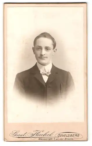 Fotografie Ernst Huchel, Gevelsberg, Portrait junger Mann im Anzug mit Fliege