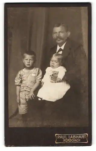 Fotografie Paul Labhart, Rorschach, Mann mit Schnurrbart und zwei Kindern