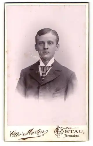 Fotografie Otto Martin, Dresden-Löbtau, Portrait junger Herr mit Seitenscheitel u. Krawatte im Anzug