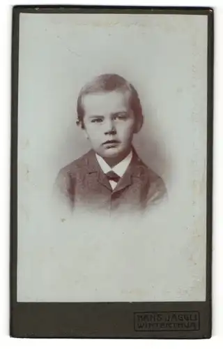 Fotografie H. Jäggli, Winterthur, Portrait niedlicher Junge mit Fliege im Anzug