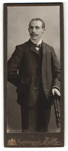 Fotografie Kolby, unbekannter Ort, Portrait Herr mit gezwirbeltem Oberlippenbart in Anzug