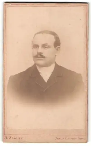 Fotografie H. Zeidler, Berlin S. W., Portrait bürgerlicher Herr mit Zwirbelbart u. Krawatte im Anzug