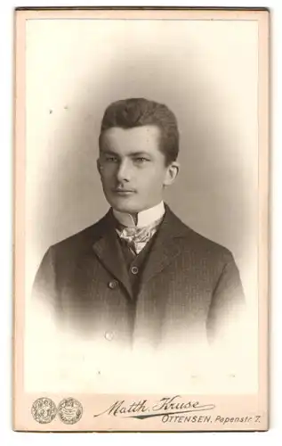 Fotografie Matth. Kruse, Ottensen, Portrait junger Herr mit zeitgenöss. Frisur u. Krawatte im Anzug