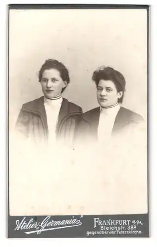 Fotografie Atelier Germania, Frankfurt a. M., zwei junge Damen in gleichem Kleid