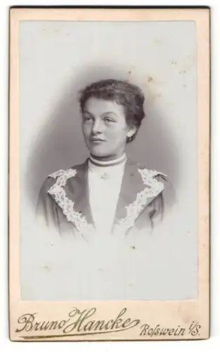 Fotografie Bruno Hancke, Rosswein i. S., junge elegante Dame mit Spitze an Kragen