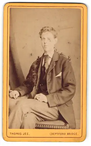 Fotografie Thomas Jee, Greenwich, junger Mann mit breiter Krawatte in Dreiteiler mit Einstecktuch