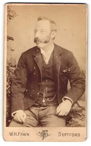 Fotografie W. H. Fawn, Deptford, Herr mit Backenbart in gestreifter Hose mit Weste und Uhrenkette