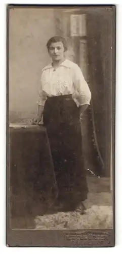 Fotografie W. Tielbürger, Rahden i. W., Dame in hellem Oberteil mit weitem Kragen und dunklem Rock