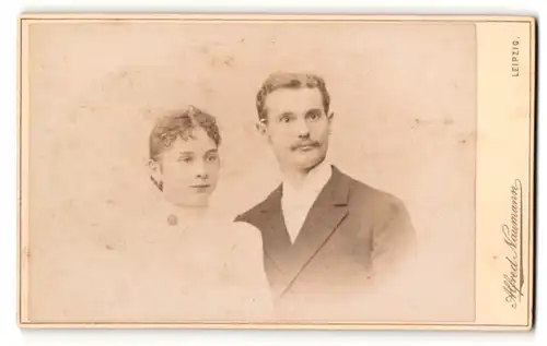 Fotografie Alfred Naumann, Leipzig, Portrait junges bürgerliches Paar mit zeitgenöss. Frisuren in hübscher Kleidung