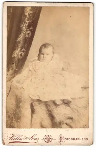 Fotografie Hellis & Sons, London, Portrait niedliches Baby mit grossen Augen im weissen Taufkleid