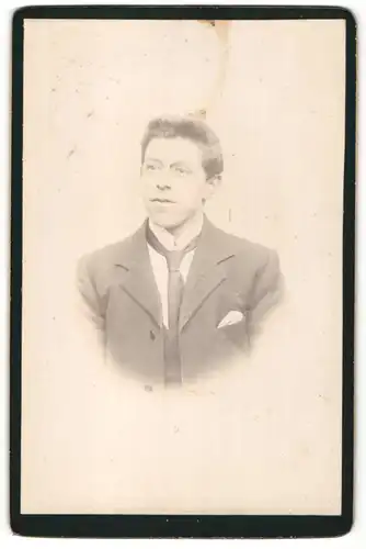 Fotografie Fotograf & Ort unbekannt, Portrait junger hübscher Mann mit Krawatte und Einstecktuch